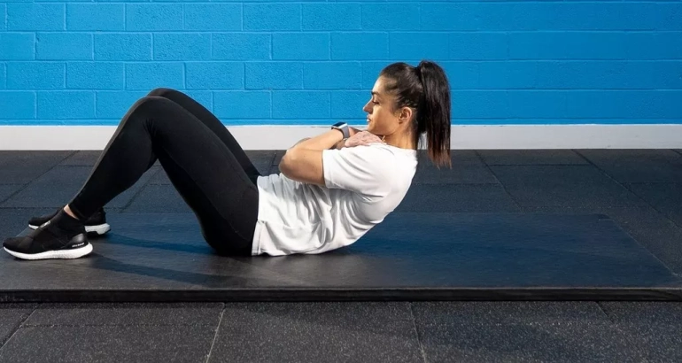 How To Do Crunches Properly To Reap All The Core-Sculpting Benefits, According To A Trainer